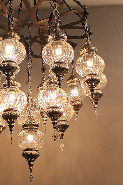 De Luxe Design Chandelier with 16 Pyrex Glasses